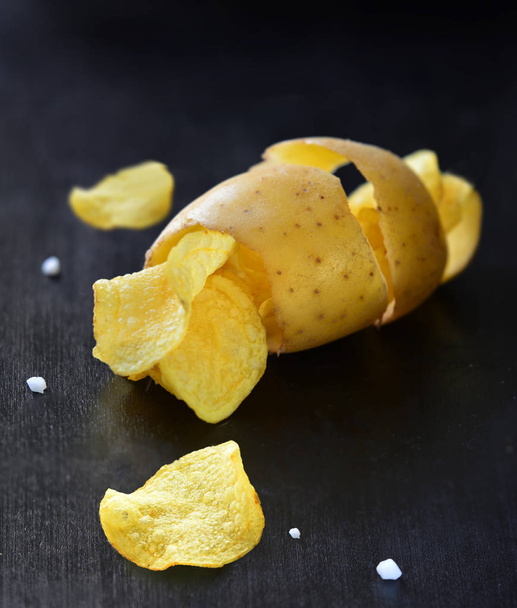 chips binnen potato peel - Foto, afbeelding