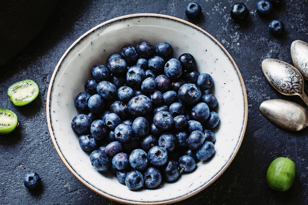 Blueberries in bowl top view - Foto, imagen