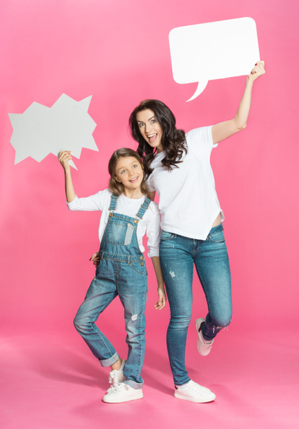Mother and daughter with speech bubbles  - Фото, изображение