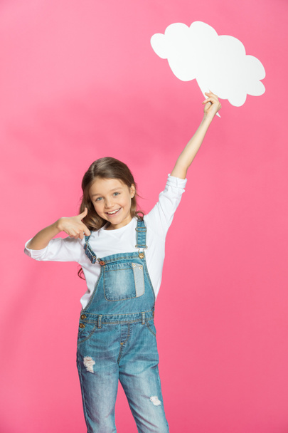 Little girl with speech bubble  - Фото, зображення