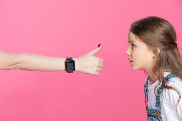 Menina e mulher com smartwatch
  - Foto, Imagem