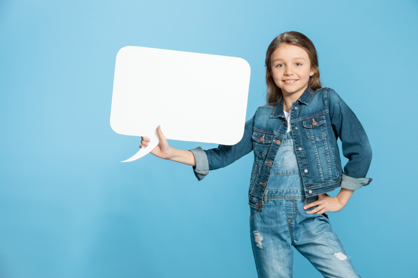 Little girl with speech bubble  - Photo, image
