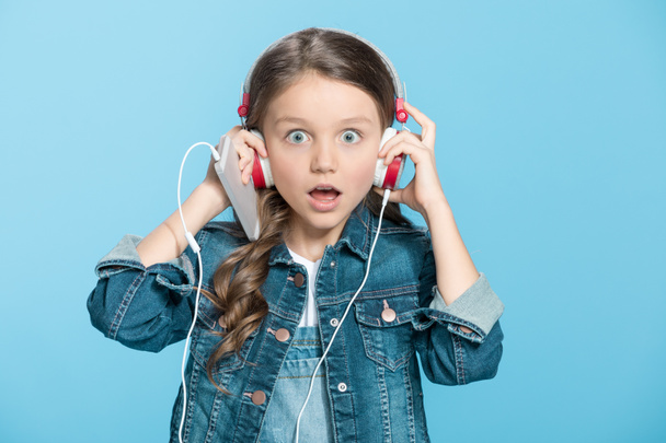 Menina em fones de ouvido
  - Foto, Imagem