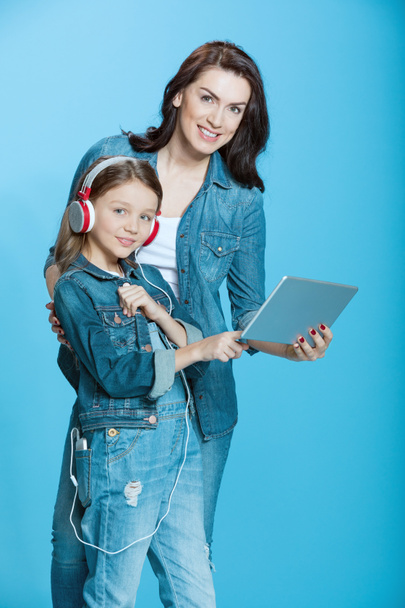 mother and daughter with digital tablet  - Foto, afbeelding