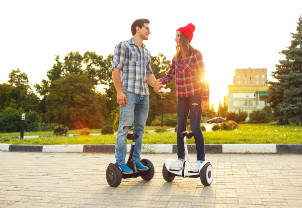 Jeune couple équitation hoverboard scooter électrique, personnel ec
 - Photo, image