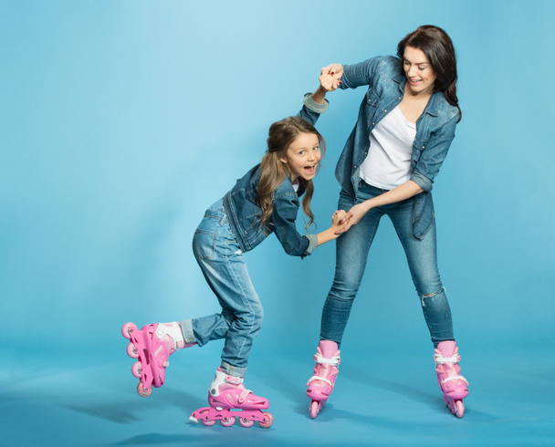 madre e hija en patines - Foto, Imagen