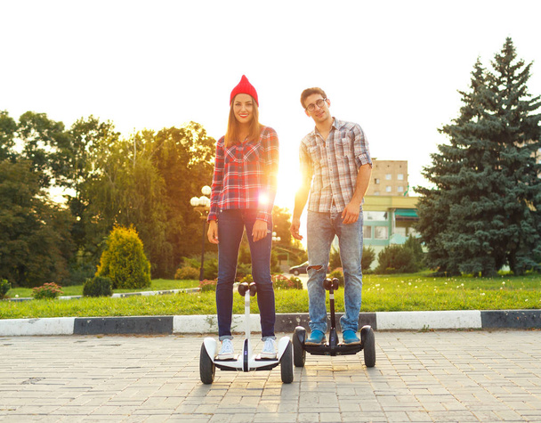 Jeune couple équitation hoverboard scooter électrique, personnel ec
 - Photo, image