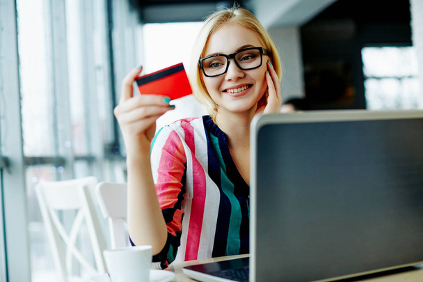 Chica con ordenador portátil y tarjeta de crédito
 - Foto, imagen