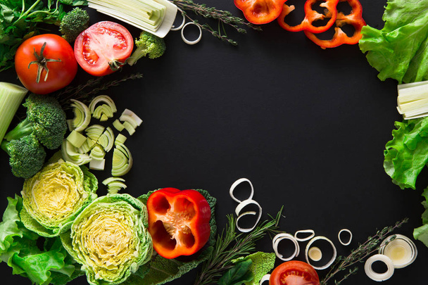 Marco de verduras frescas sobre fondo de madera con espacio para copiar
 - Foto, imagen