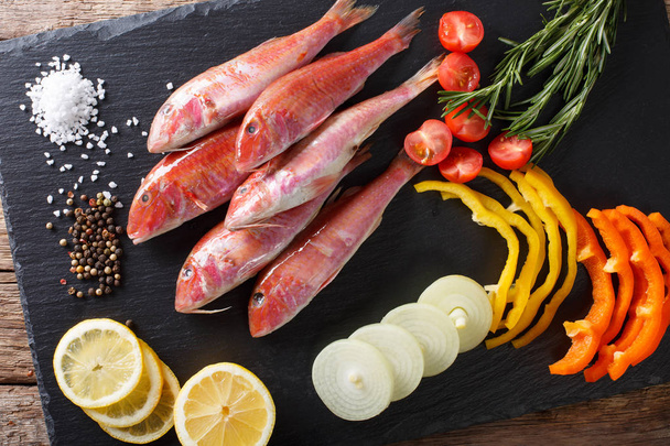 Rauwe vis mul met groenten en citroen close-up op de ki - Foto, afbeelding