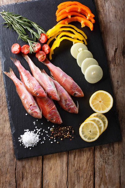 Raaka kala punainen mullo vihannesten ainesosien ja mausteiden kanssa lähellä
- - Valokuva, kuva