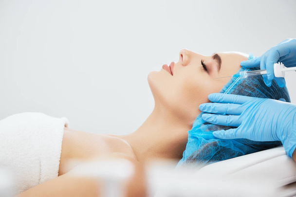 женщина лежит в косметологической клинике
 - Фото, изображение