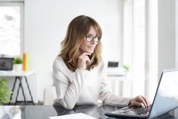 businesswoman working on laptop - Photo, Image