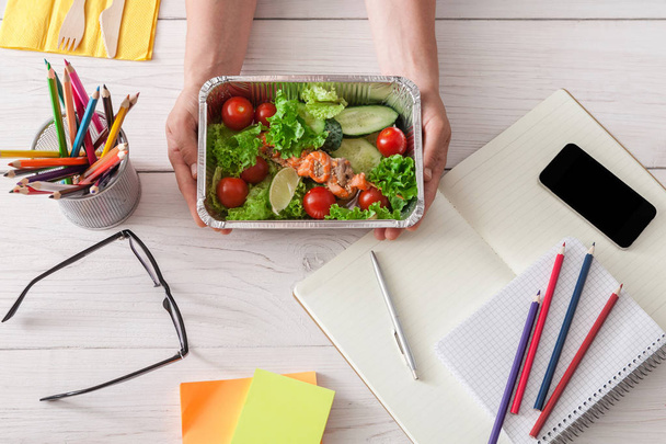 オフィス、野菜サラダ pov ビューで健康的なビジネス ランチ スナック - 写真・画像