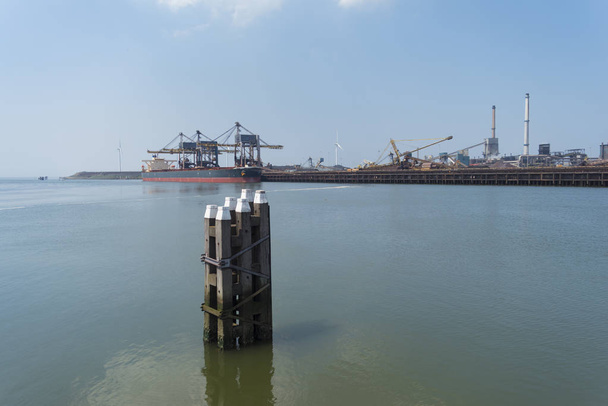 postes de vías navegables en puerto
 - Foto, Imagen