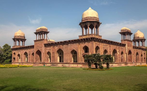 Mariam grób w Sikandra jest skomplikowane kawałek architektury Mogołów w Indiach, zbudowany przez cesarza Jahangir w Agra, Indie.  - Zdjęcie, obraz