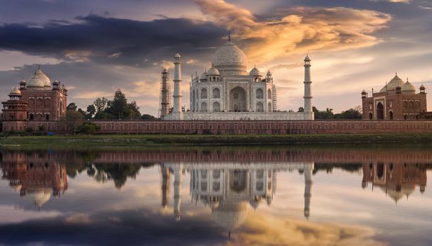 Taj Mahal na zachód słońca, żywe odbicie nieba i wody rzeki Yamuna. - Zdjęcie, obraz