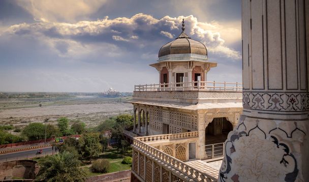 Widokiem Tadź Mahal z Agra Fort musamman burj kopuła z moody niebo. - Zdjęcie, obraz