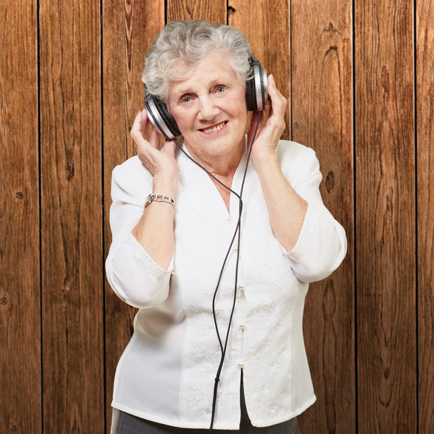 Retrato de una mujer, mientras escucha música
 - Foto, Imagen
