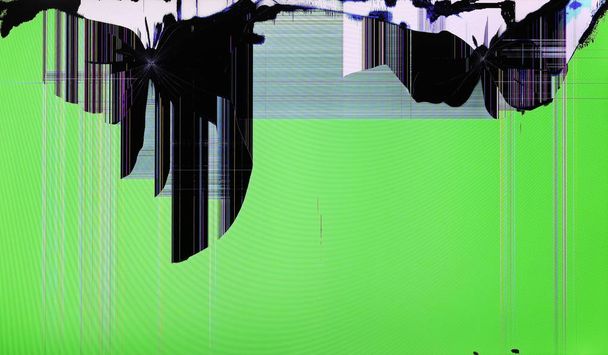 Жидкокристаллический экран телевизора разбит выстрелами на зеленом поле
 - Фото, изображение