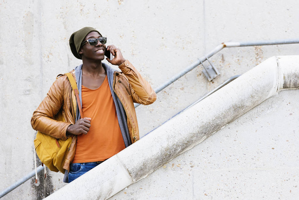 Американец использует мобильный телефон на улице
. - Фото, изображение