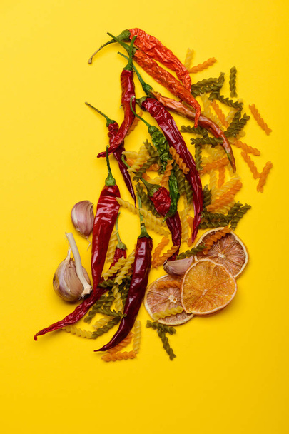 Colorful dried fusilli for cooking - Foto, Bild