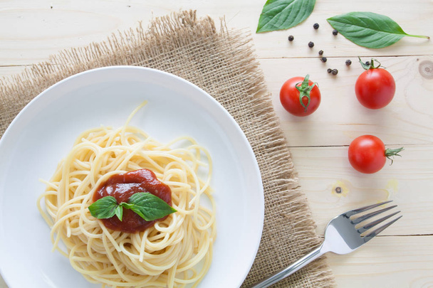spaghetti with fresh tomatoes basil italian herbs - Fotografie, Obrázek