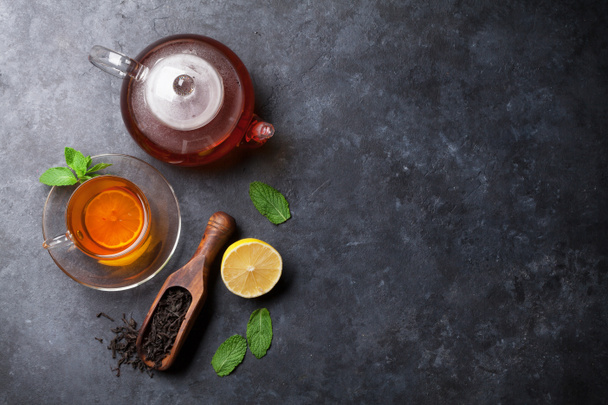 Чайна чашка, чайник і сухий чай
 - Фото, зображення