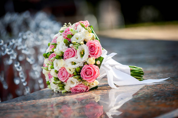 Γαμήλια ανθοδέσμη από διαφορετικά λουλούδια - Φωτογραφία, εικόνα