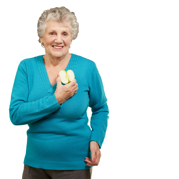 portret szczęśliwy starsza kobieta trzymając jabłko - Zdjęcie, obraz
