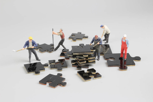 Mini kleine bouwers op de bouwplaats puzzel - Foto, afbeelding