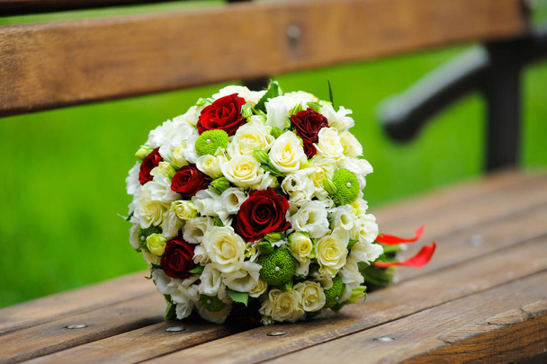 Ramo de boda de diferentes flores
 - Foto, Imagen