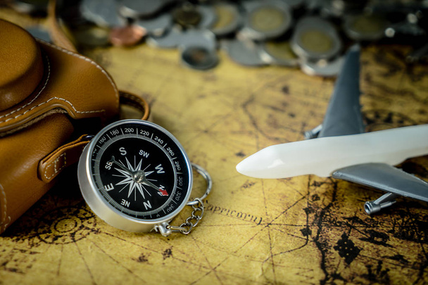 Vintage podróżnik sprzęt z kompasu aparatu i płaszczyzny - Zdjęcie, obraz