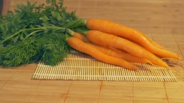 φρέσκα καρότα στο τραπέζι - Πλάνα, βίντεο