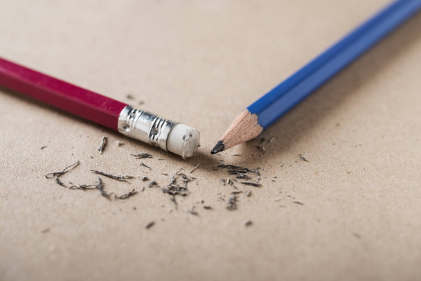 Borracha e erro com o conceito de lápis afiado
 - Foto, Imagem