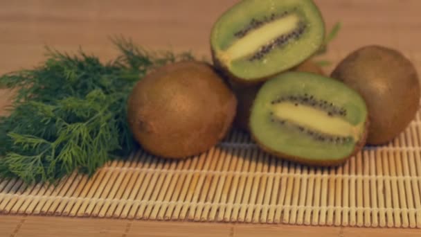 Čerstvé Kiwi na stůl - Záběry, video