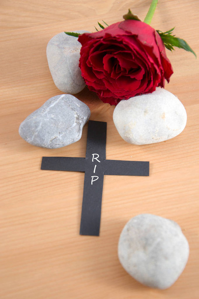 RIP geschreven op een zwart kruis - Foto, afbeelding