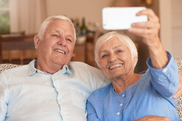 couple taking selfie - Foto, Imagen
