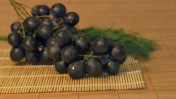 виноград на столе - Кадры, видео