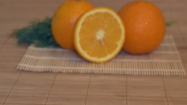 φρέσκα πορτοκάλια στο τραπέζι - Πλάνα, βίντεο