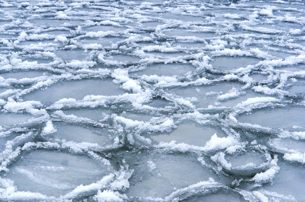 el mar está congelado, perforar en el hielo, la costa del mar en el invierno de hielo en el mar Báltico, hielo en el paseo marítimo
 - Foto, Imagen