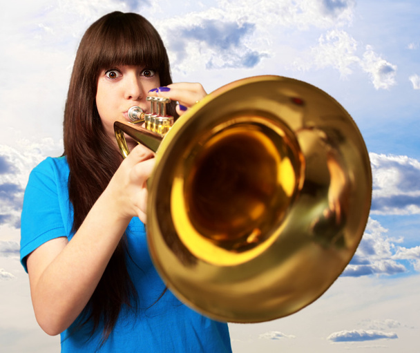 Портрет молодой девушки, трубящей в трубу
 - Фото, изображение