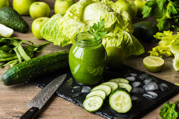 Detoks diyet. Ahşap arka plan üzerinde farklı sebzeli yeşil smoothie - Fotoğraf, Görsel