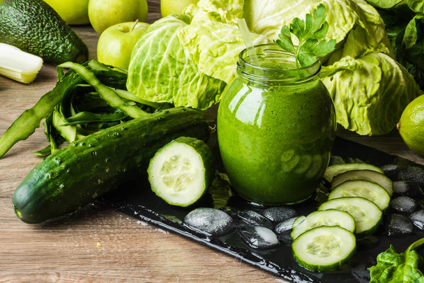 Dieta de desintoxicación. Batido verde con diferentes verduras sobre fondo de madera
 - Foto, imagen