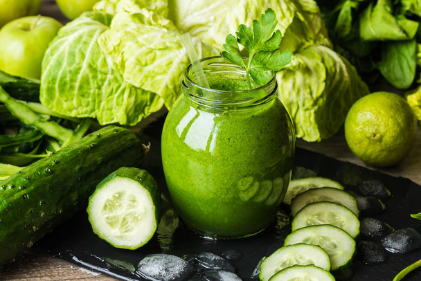Detox-ruokavalio. Vihreä smoothie eri vihanneksia puinen tausta
 - Valokuva, kuva