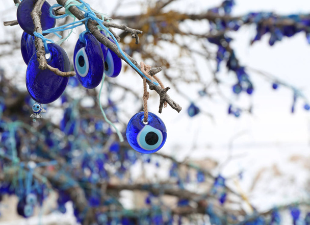 Turco encantos del mal de ojo en el árbol
  - Foto, Imagen