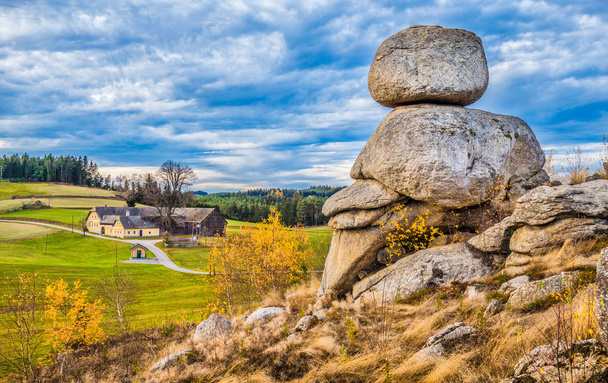 Waldviertel landschap met beroemde Wackelsteine rockende stenen, regio Neder-Oostenrijk, Oostenrijk - Foto, afbeelding