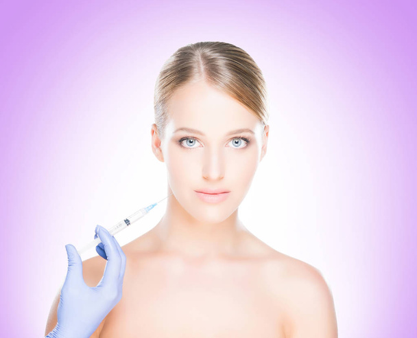 Médico fazendo injeção no rosto da mulher
 - Foto, Imagem