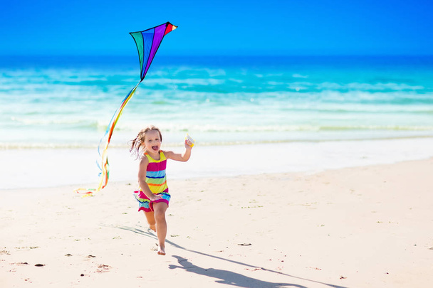 Bambino aquilone volante sulla spiaggia tropicale
 - Foto, immagini
