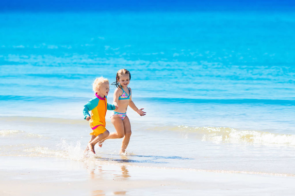 Los niños corren y juegan en la playa tropical
 - Foto, Imagen